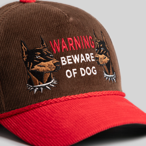Gorra Field Grade Beware Of Dog Café con Rojo Pana Unitalla